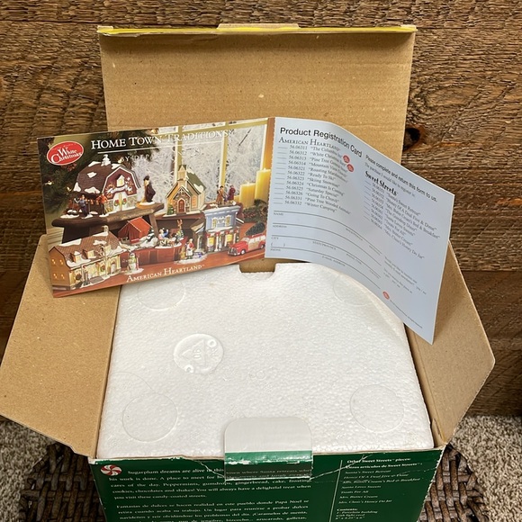 Department 56 "Dottie's Gumdrop Diner" Lighted Christmas 2004 COLLECTIBLE - Picture 12 of 13